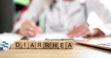 Tahta küplerde doktor reçeteli ilaç yazarken ishal belirtileri görülüyor. Şu an, sağlık ve tedavinin özünü yakalıyor