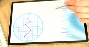 İşletme müdürü dijital tablette gösterilen verileri ve grafikleri analiz eder. Kadın, finansal performans ve eğilimlere odaklanarak stil kullanarak geçiş yapıyor.
