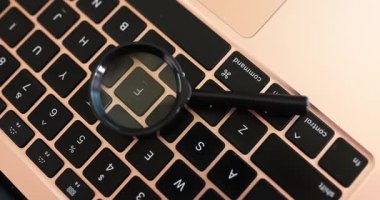 Modern dizüstü bilgisayara yerleştirilmiş büyüteç f4 fonksiyon tuşuna odaklanıyor. Bilgi arayışı ve işlevselliği daha derin anlama