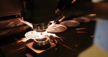 Yüksek hassasiyetli endüstriyel lazer oyma makinesi metal bileşenlerine karmaşık desenler kazıyıp kıvılcımlar oluşturur. Gelişmiş üretim teknolojisi