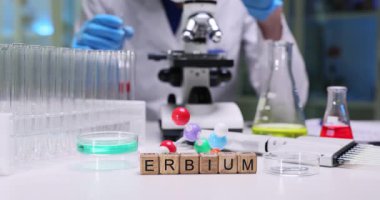 Eroin, renkli test tüpleri ve mikroskop kullanarak büyüleyici laboratuvar görüntülerine dalın.