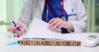 Çok yetenekli bir tıp uzmanı çeşitli araç ve görseller kullanarak diyabetik ketoasidozu dikkatlice analiz ediyor.