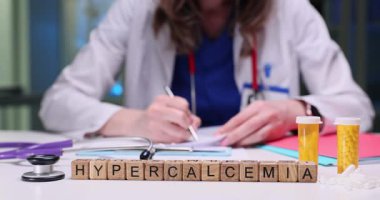 Bir sağlık uzmanı, klinik ortamda ilaçlarla ve aletlerle hiperkalsemiyi araştırır..