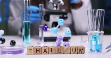 Laboratuvar deneyleri yoluyla talyumu keşfetmek, kimyasal reaksiyonlar sergilemek ve moleküler modelleri daha iyi anlamak için