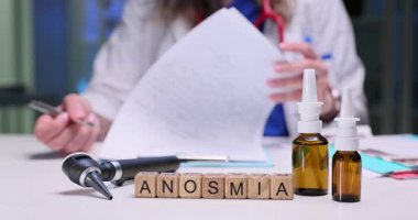Bir sağlık uzmanı, ilaçlarla ve ayrıntılı belgelerle etkili anosmi tedavileri geliştirir.