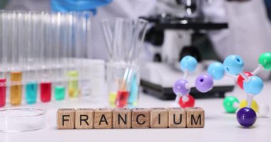 Canlı bir laboratuvar sahnesi Francium 'u renkli test tüpleri ve bilimsel deneyler için moleküler modellerle sergiliyor.