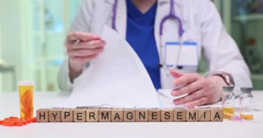 Bir sağlık uzmanı çeşitli hipermanyetizma tedavi seçeneklerini ve ilgili ilaçları özenle gözden geçirir.