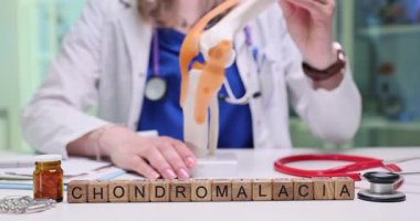 Klinik sağlık ortamında diz eklem modeli kullanılarak kondromalazinin detaylı bir görsel temsili