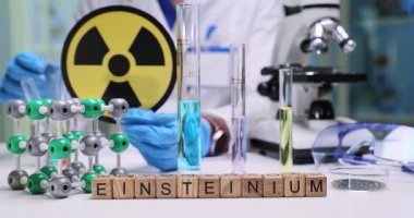 Einsteinyum, test tüpleri, moleküler modeller ve temel araştırma araçları ve ekipmanları gösteren bir laboratuvar