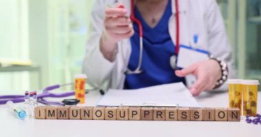 Bir sağlık uzmanı, reçeteli şişelerle çevriliyken bağışıklık sistemini baskılama üzerine notlar yazar..