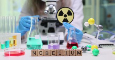 Bilimsel deneyler, analizler ve kimyanın vurgulandığı Nobelium 'un büyüleyici bir laboratuvar sahnesi.