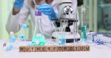 Detaylı bir laboratuvar sahnesi. Karmaşık rutherfordium deneyleri. Çeşitli cam eşyalar ve mikroskop ile tamamlanmış.