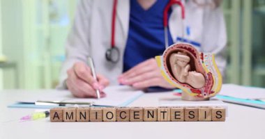 Bu, nitelikli bir uzman tarafından açıklanan amniyosentez tıbbi prosedürünün kapsamlı bir incelemesidir.
