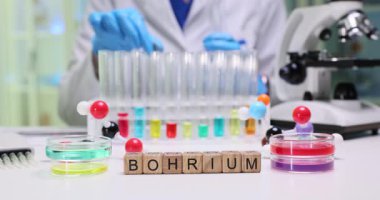 Bohrium 'un sunduğu canlı ve renkli deneylerle kimyanın büyüleyici dünyasını araştırıyoruz.