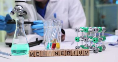 Meitnerium 'u, laboratuarları, deneyleri ve gerekli ekipmanları içeren kesin bilimsel analizleri araştırın.