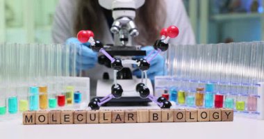 Laboratuvar ekipmanları ve moleküler biyoloji araştırmalarında kullanılan karmaşık moleküler modellerle dinamik bir görünüm.