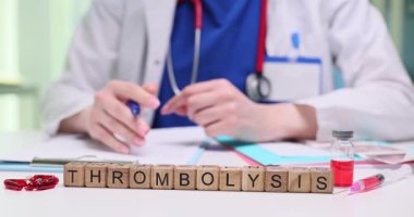 Bir sağlık hizmeti uzmanı tromboliz, sergilenen tıbbi araçlar, evrak ve hasta bakımına odaklanır..