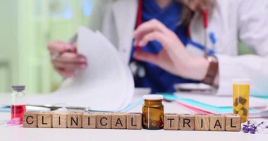 Bir sağlık uzmanı, klinik deneyle ilgili belgeleri inceleyerek, önemli araştırmaları vurguluyor.