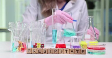 Bir laboratuvar ortamında, bir bilim adamı titizlikle canlı ve renkli bir kimyasal deney yürütüyor.