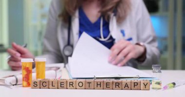 Hasta bakımında kullanılan temel araçları vurgulayan, skleroterapi hakkında tıbbi profesyonel bir belge