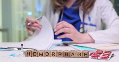 Tabloda, hasta bakımı için acil klinik kaygılara işaret eden bir sağlık hizmeti uzmanı kanaması var.