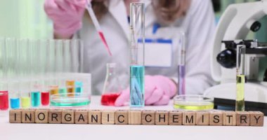 Dinamik bir laboratuvar sahnesi ilginç renkli çözümlerle ilgilenen bir inorganik kimya deneyi gösteriyor.