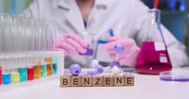 Bu laboratuvar benzenin moleküler yapısını ve çeşitli kimyasal deney süreçlerini gösteriyor.