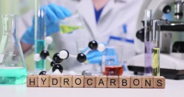 Kendini adamış bir bilimadamı hidrokarbonlar üzerinde deneyler yapıyor. Laboratuvarda ilgi çekici reaksiyonlar gösteriyor.