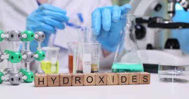 Bir bilimadamı, özel laboratuvar ekipmanları ve kimyasalları kullanarak hidroksitleri araştırıyor.