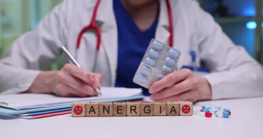 Bir sağlık hizmeti sağlayıcısı yorgunluk için tedavi seçeneklerini, ilaçlara odaklanmayı ve ek notları tartışır