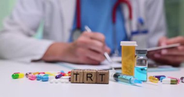 Bir sağlık hizmeti sağlayıcısı TRT ilaçlarını ve tedavilerini titizlikle belgeleyerek profesyonel bir klinik ortamını sergiliyor.
