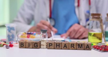 Bu görsel, Big Pharma 'nın sağlık hizmetlerindeki hayati rolünü ve ilaç geliştirme sürecini gösteriyor.