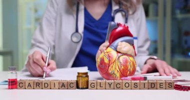 Bir sağlık uzmanı kalp glikozitlerinin etkilerini bir kalp modeli ve çeşitli laboratuvar örnekleri kullanarak araştırıyor.