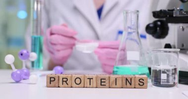 Gelişmiş laboratuvar ekipmanları ve karmaşık moleküler modeller kullanılarak protein araştırma ve analizi görselleştiriliyor