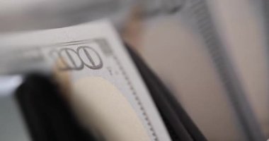 Otomatik para sayma makinesinde yüz dolarlık banknotlar. Finansal tesislerdeki para miktarını kontrol etmek için hassas bir cihaz kullanıyor. Banka hizmeti