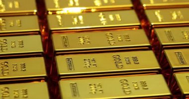 Işıl ışıl parlak altın külçeler. İşaretleri düzgün. Kıymetli metaller banka kasasında saklanıyor. Refah ve bolluk kavramı