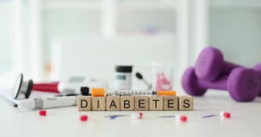 Tıbbi malzemeler ve mor dambıllarla çevrili tahta bloklar. Hastane ortamında bütünsel yaklaşımlı diyabet yönetimi