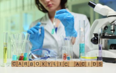 Kendini adamış bir bilim adamı ileri laboratuvar teknikleri kullanarak karboksilik asitler üzerine kapsamlı bir çalışma yürütüyor.