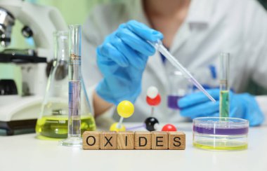 Kendini adamış bir bilim adamı, laboratuvar ortamında oksit içeren çeşitli kimyasal reaksiyonları dikkatlice analiz ediyor.