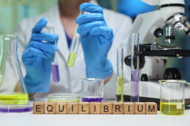 Denge kavramlarıyla ilgili çeşitli kimyasal deneyleri gösteren detaylı ve odaklanmış bir laboratuvar sahnesi