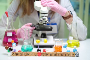 Kendinizi dinamik bir laboratuvar ortamında organik kimyanın büyüleyici ve karmaşık dünyasına daldırın.