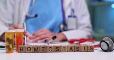 Yetenekli bir sağlık uzmanı, klinik ortamlarda farklı ilaçlar kullanarak homeostasis gösteriyor.
