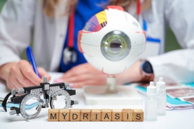 Göz muayenesi için bu düzenek bir göz modelini içerir ve midriazi kavramını ayrıntılı olarak açıklar.