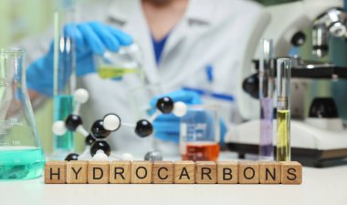 Bir laboratuvar ortamında, araştırmacılar gelişmiş ekipman ve detaylı moleküler modeller kullanarak hidrokarbonları araştırıyorlar.