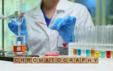 Canlı bir laboratuvar ortamında gerçekleştirilen çeşitli kromatografi tekniklerinin ayrıntılı ve kapsamlı bir görüntüsü