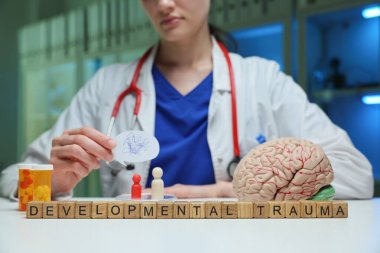 Gelişimsel travmanın genel olarak akıl sağlığı ve refahı nasıl derinden etkilediğinin kesin bir keşfi.