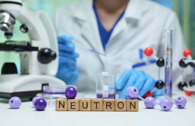 Nötronların ve mikroskopinin bilimsel keşif ve keşiflerdeki rolünü vurgulayan bir laboratuvar sahnesi