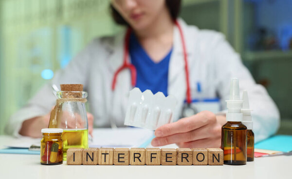 Знающий эксперт в области здравоохранения тщательно анализирует различные методы лечения интерфероном в клинической обстановке