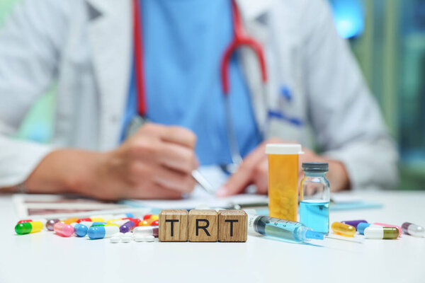 Врач детально описывает важнейшее лечение ТРТ, подчеркивая медикаменты и необходимые медикаменты