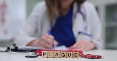 Masadaki doktora karşı ilaç ve steteskopla kelime salgını. Kadın doktor raporları hastanede hasta büyümesini kirletti